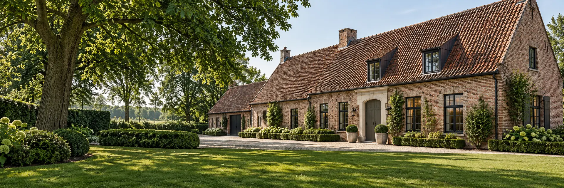 Sfeerbeeld: gerenoveerde Vlaamse hoeve in een groene omgeving