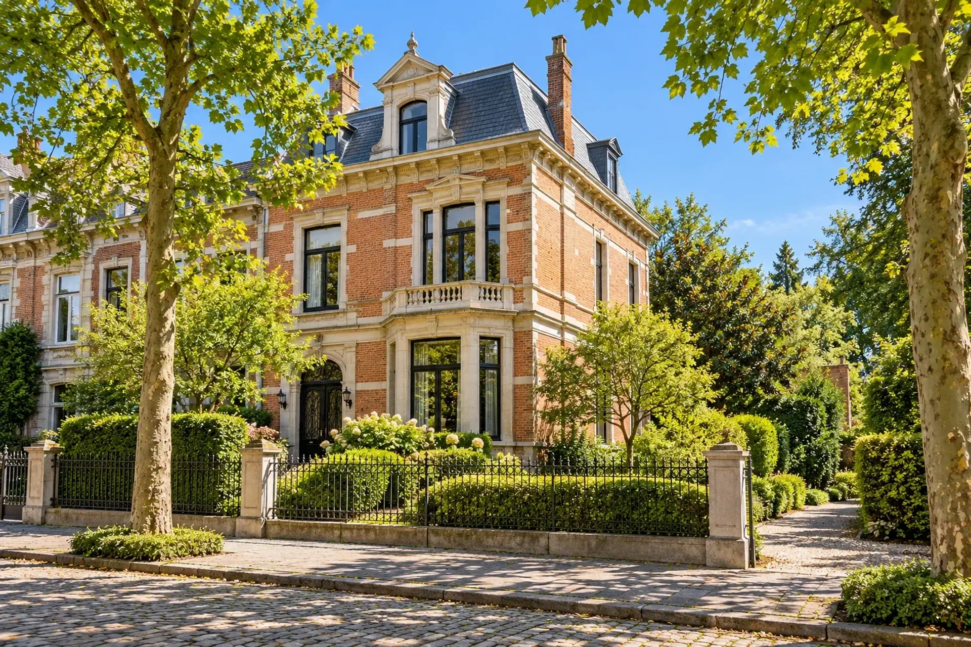 Stijlvolle Belgische herenwoning aan groene laan, illustratief erfgoedsfeerbeeld