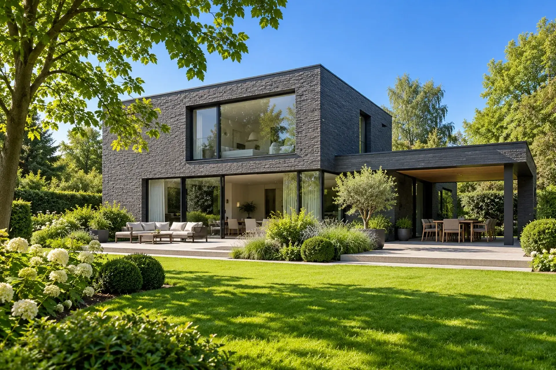 Moderne villa in donkere steen en groene tuin, illustratief sfeerbeeld