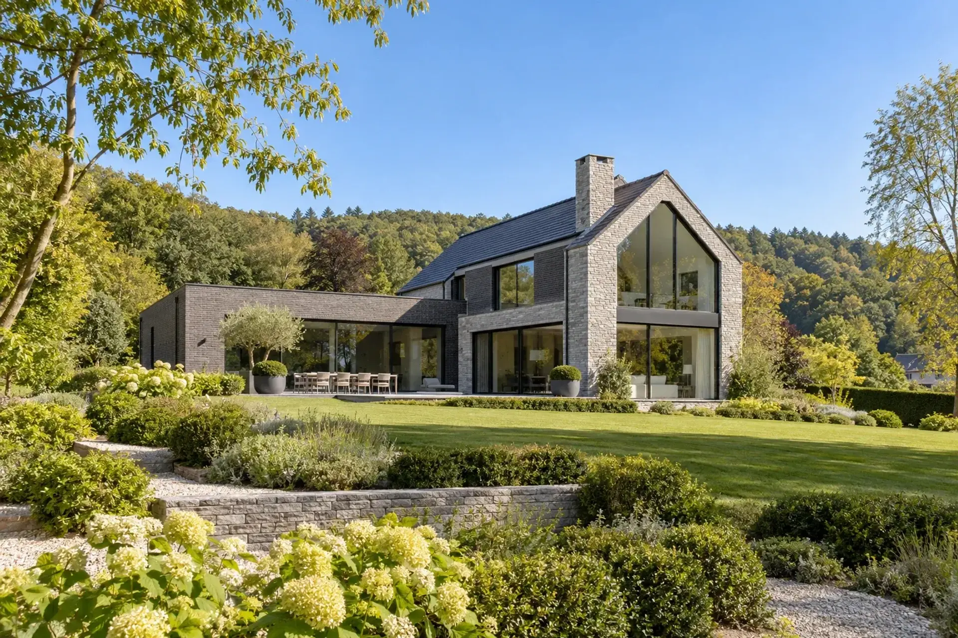 Hedendaagse villa in bosrijke heuvelachtige omgeving, illustratief sfeerbeeld