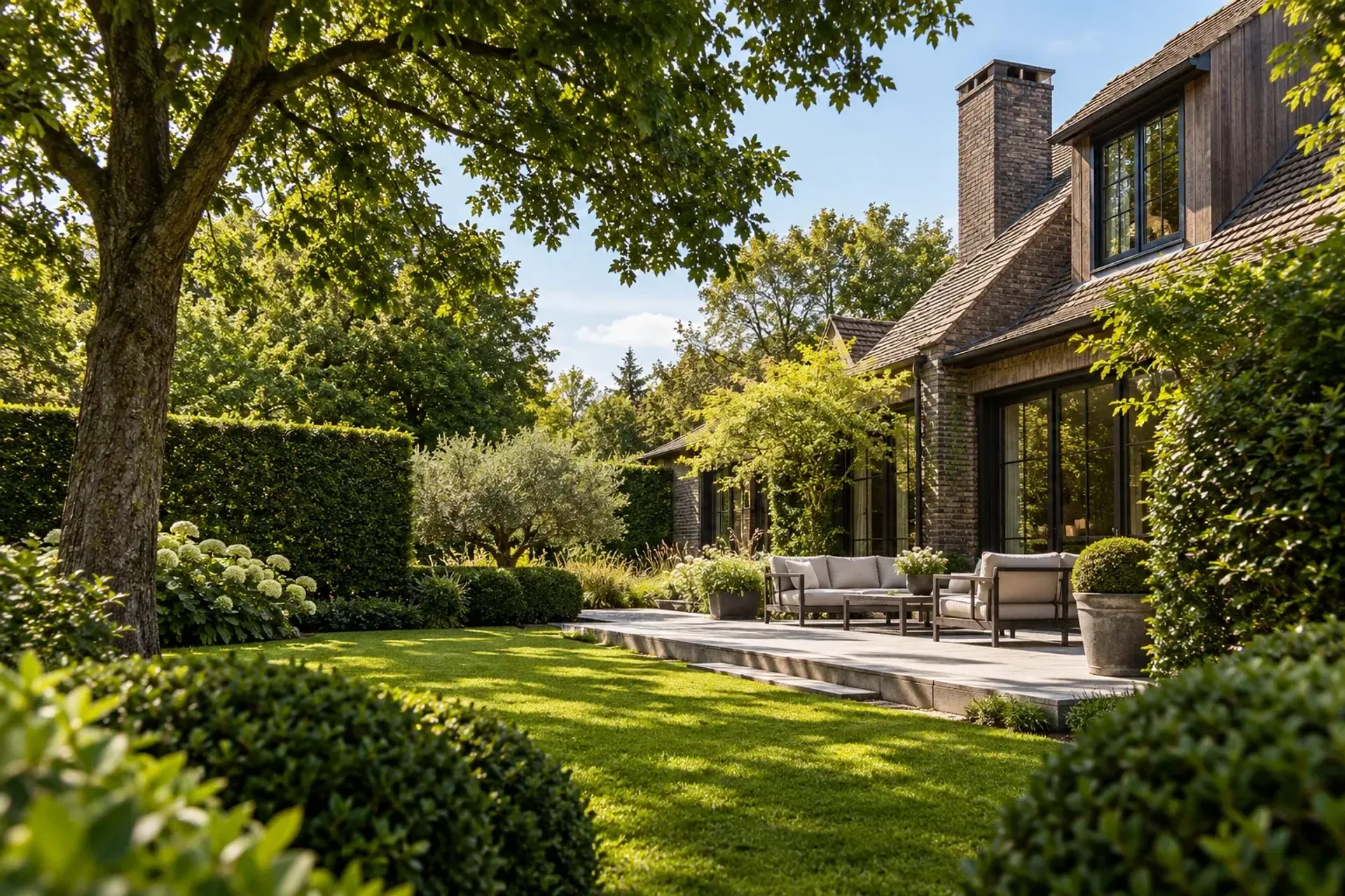 Villa met verzorgde besloten tuin onder een blauwe lucht, illustratief sfeerbeeld