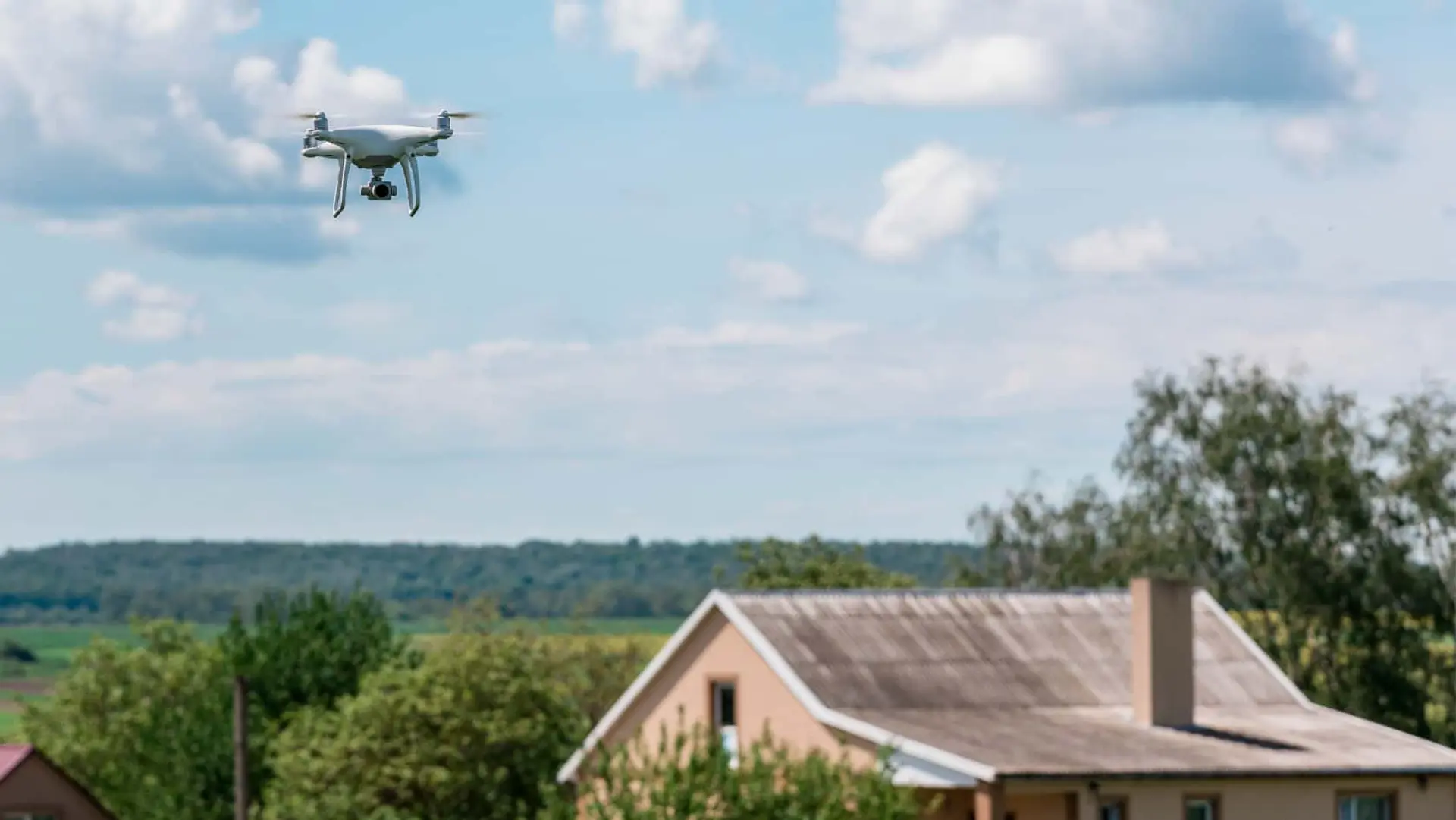 Drone qui prend une maison en photo