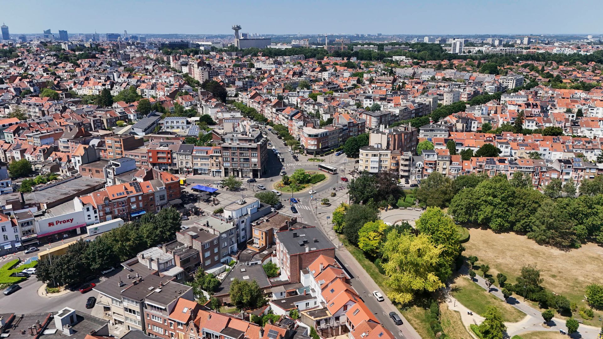Avenue Georges-Henri à Woluwe-Saint-Lambert, quartier commerçant et résidentiel