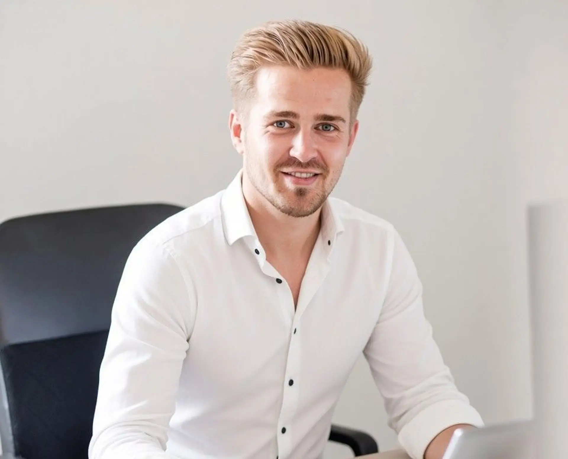 Garcien aan het werk achter een laptop