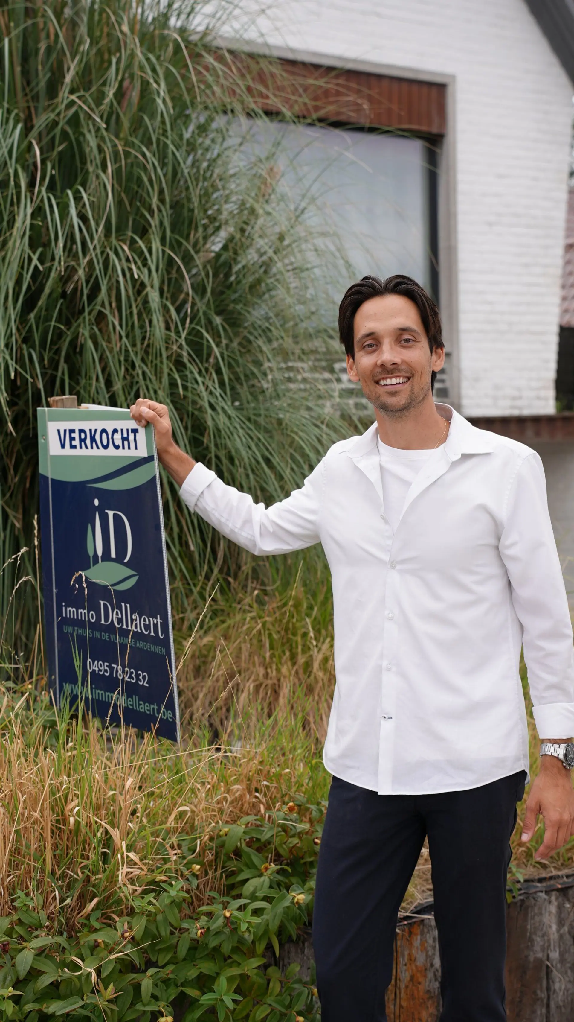 Matthias Dellaert, vastgoedmakelaar Immo Dellaert, bij een verkochte woning