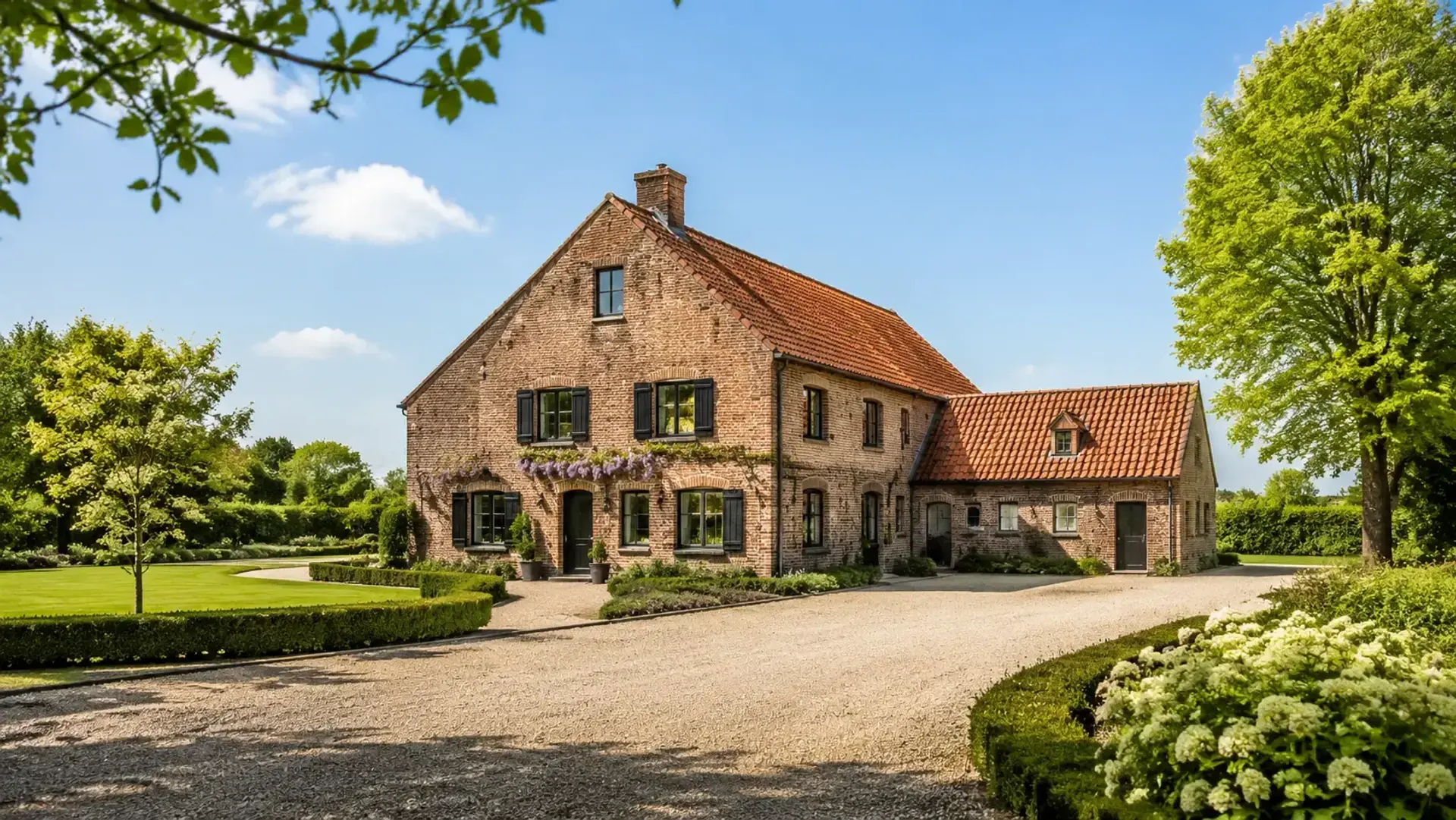 Landelijk woonhuis in het groen onder een heldere blauwe lucht