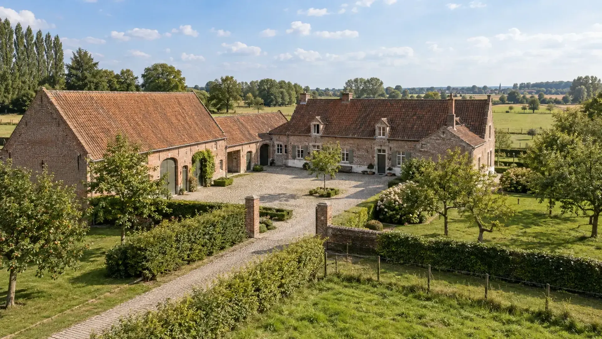 Authentieke Vlaamse hoeve met erf, boomgaard en omliggende weiden