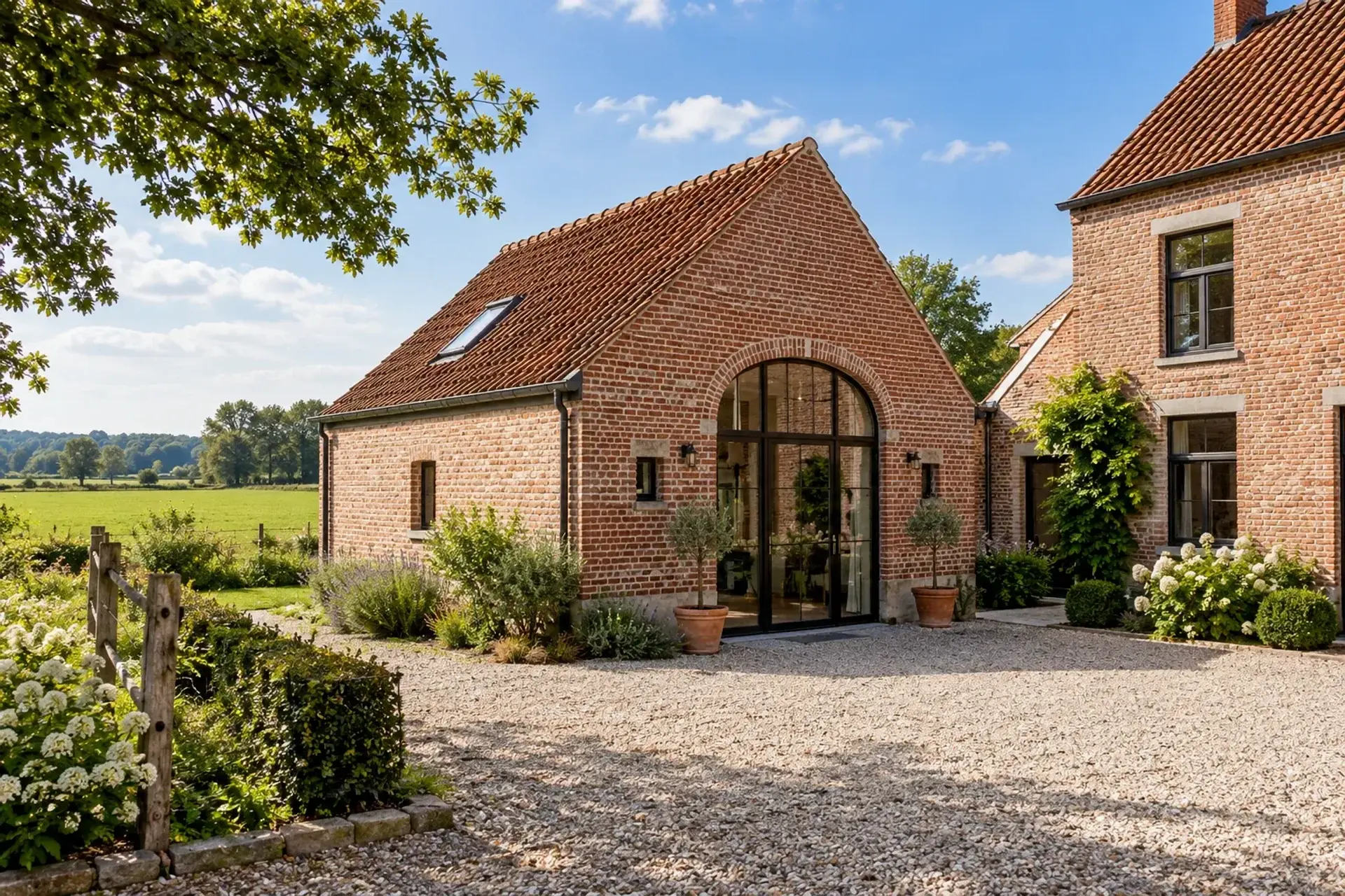 Stijlvol bakstenen bijgebouw bij een landelijke hoeve; illustratief sfeerbeeld