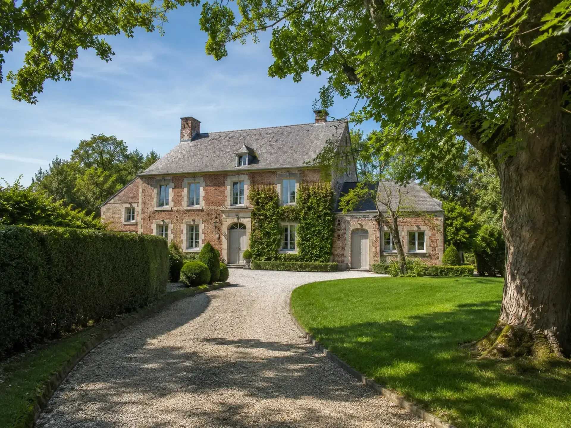 Discreet gelegen landhuis langs een groene oprijlaan