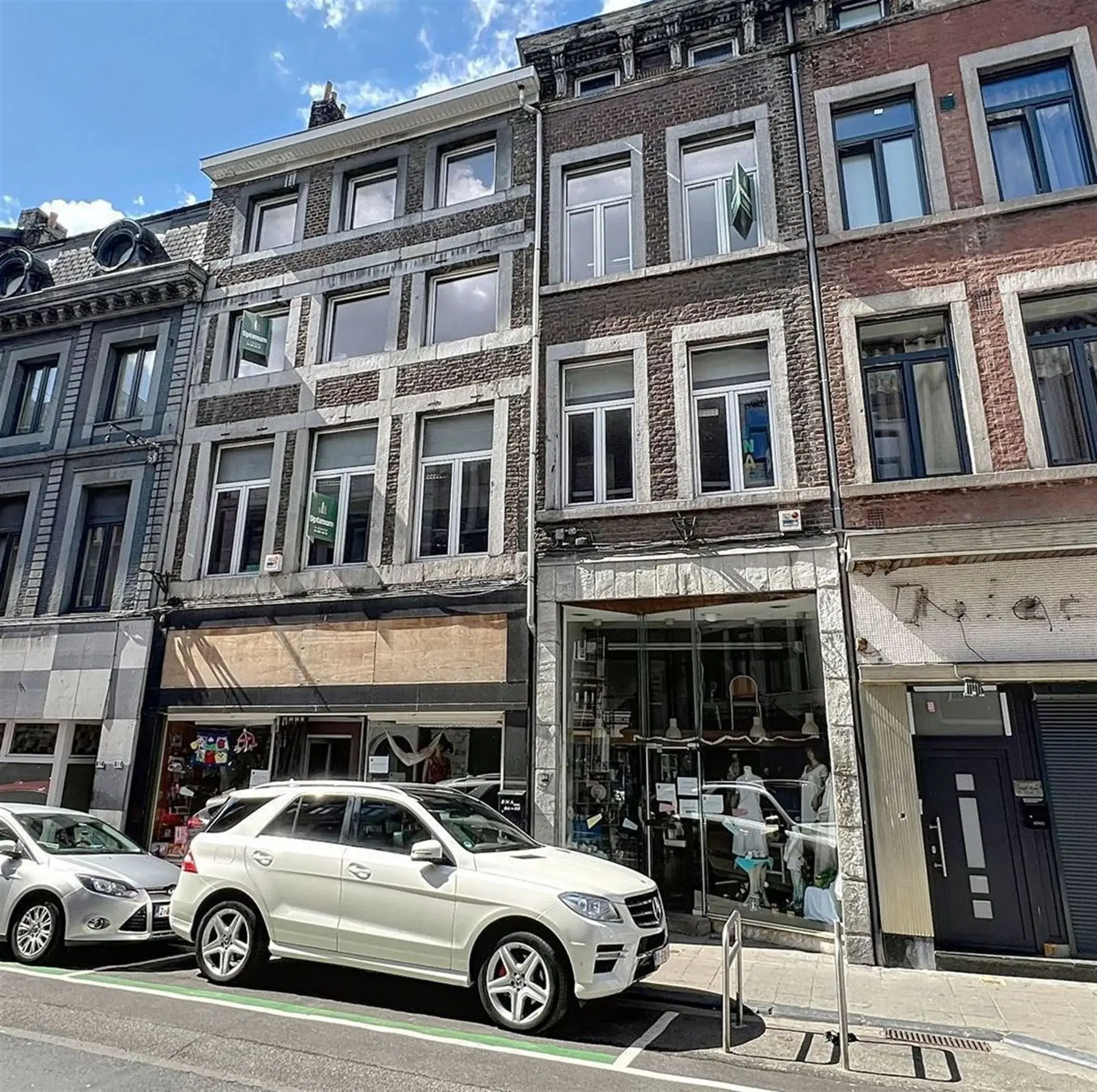 Rue liégeoise où se vendent des biens de particulier à particulier