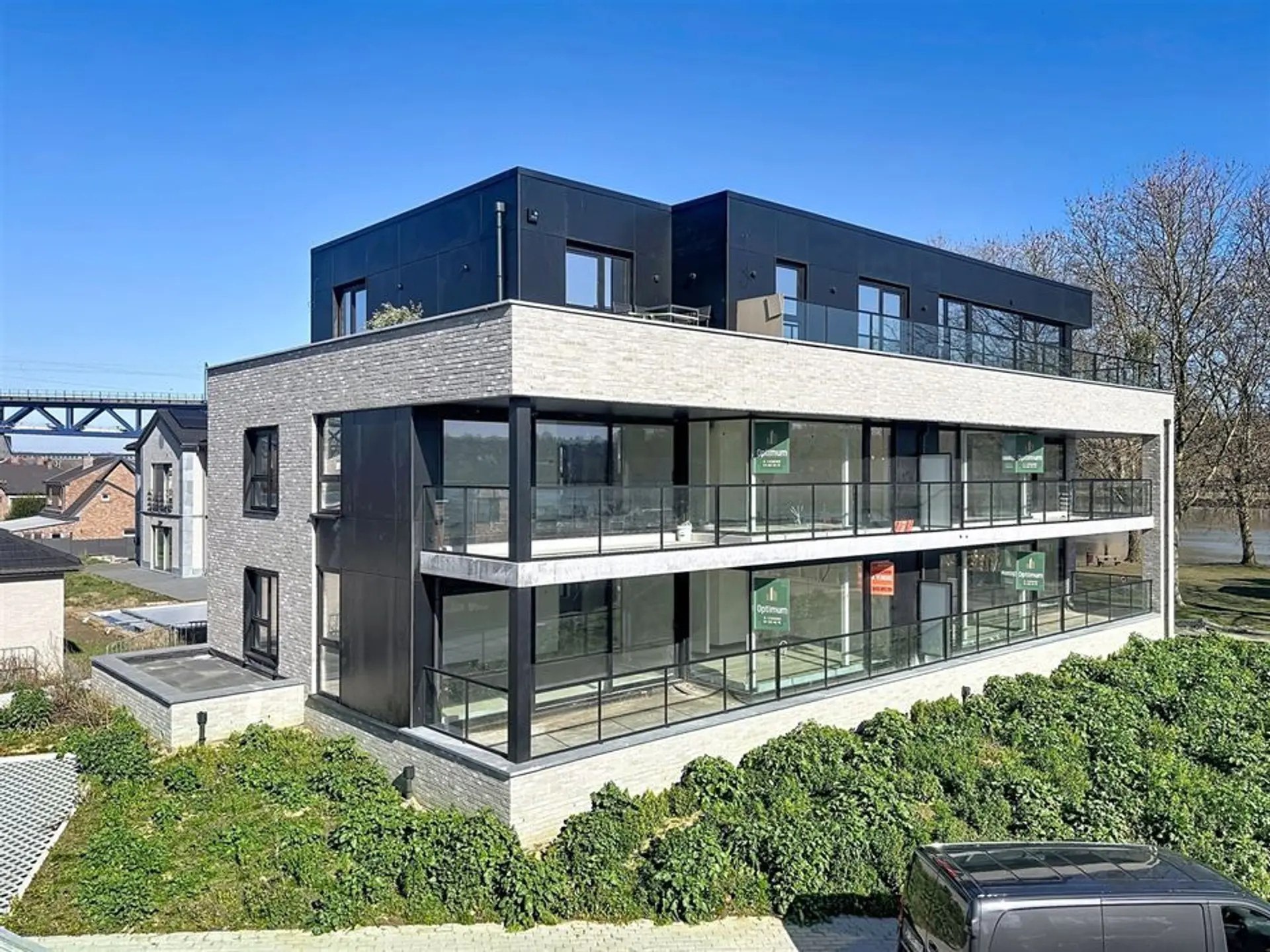 Immeuble moderne de bureaux et appartements