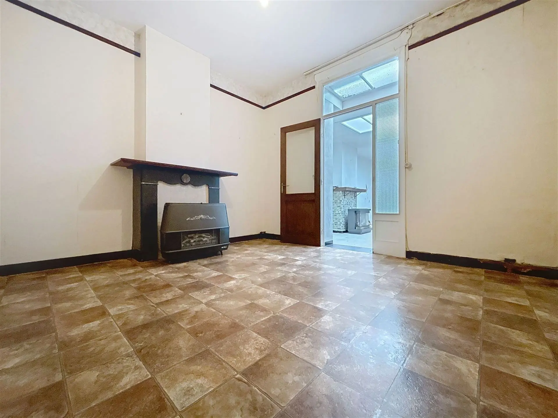 Séjour lumineux d'une maison prête pour la mise en vente