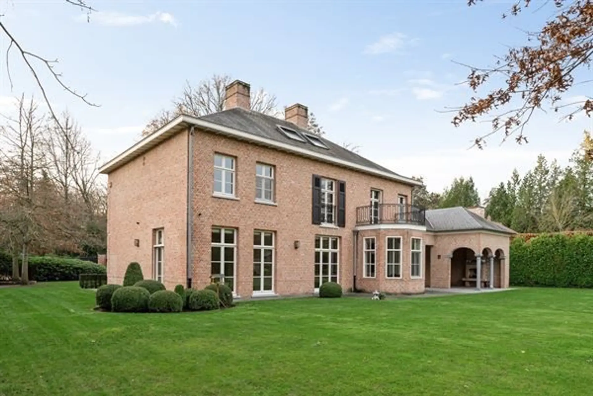 Statige villa in Manoir stijl te Schoten