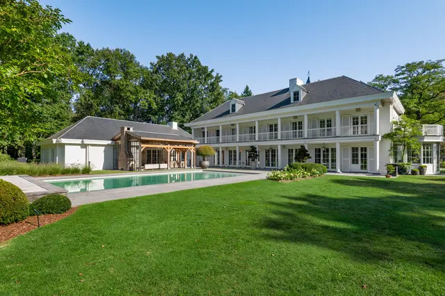Luxueuze villa met zwembad en strak gazon in Brasschaat
