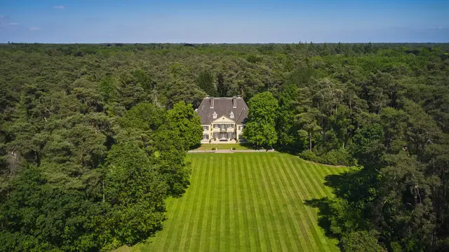Waardeschatting voor exclusief vastgoed in België, met statig landhuis, uitgestrekt domein en bosrijke omgeving.