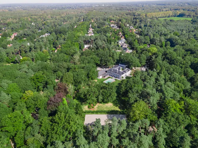 Groene residentiële omgeving met villa's in Schilde
