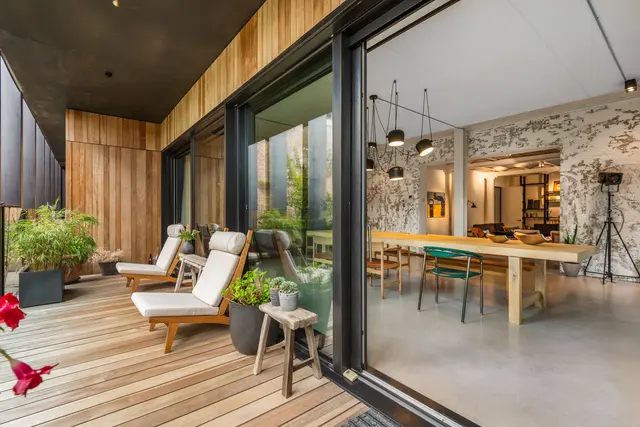 Exclusief penthouse te koop in Antwerpen met ruim overdekt terras, grote raampartijen en industriële leefruimte.