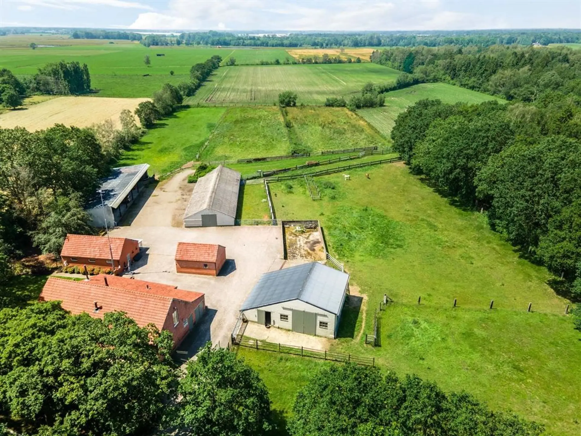 Woonboerderij met diverse schuren
